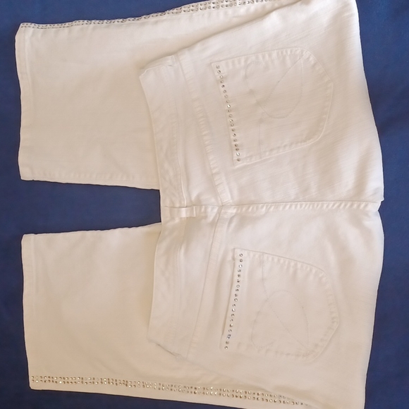 Chico's Platinum White Denim Capris Jeans - Picture 4 of 10